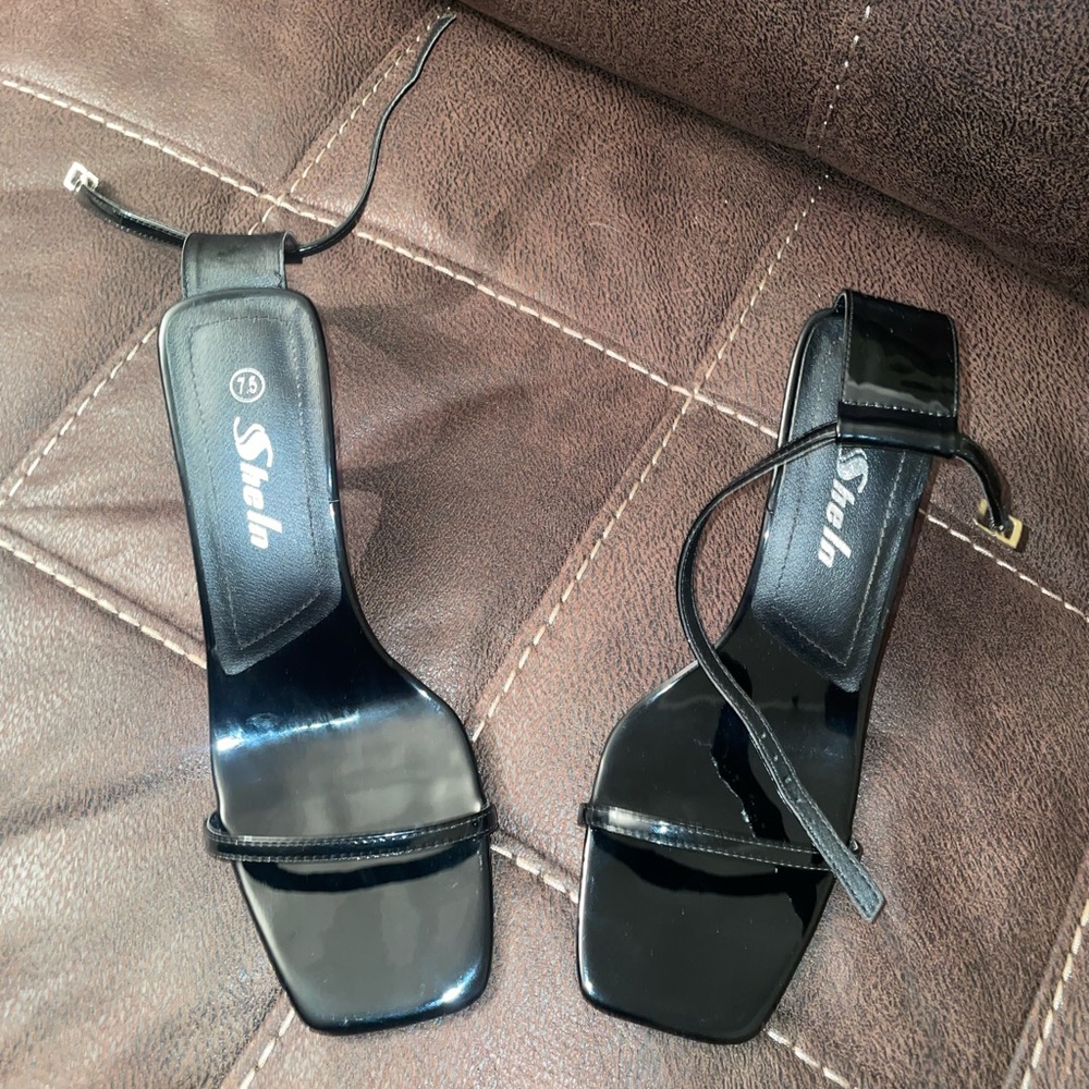 Black heels - Picture 3 of 5